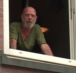 Een pan Bami op de grond pleuren